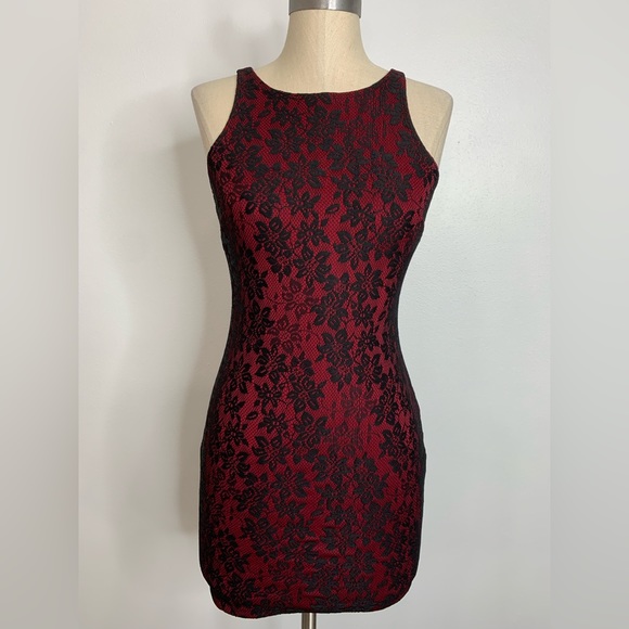 Dresses & Skirts - Forever21 Red Lace Dress